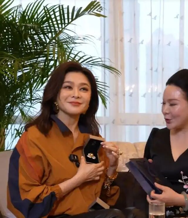 有网民指她苹果肌过于突出，面部线条不自然。