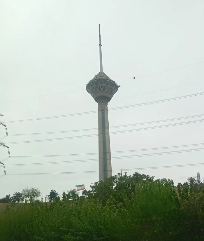 ●德黑兰的地标建筑默德（Milad）塔在战争中被无人机炸掉了边角（右上）。图源：受访者