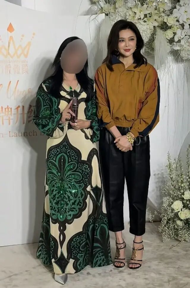 关之琳展现fit爆身形。