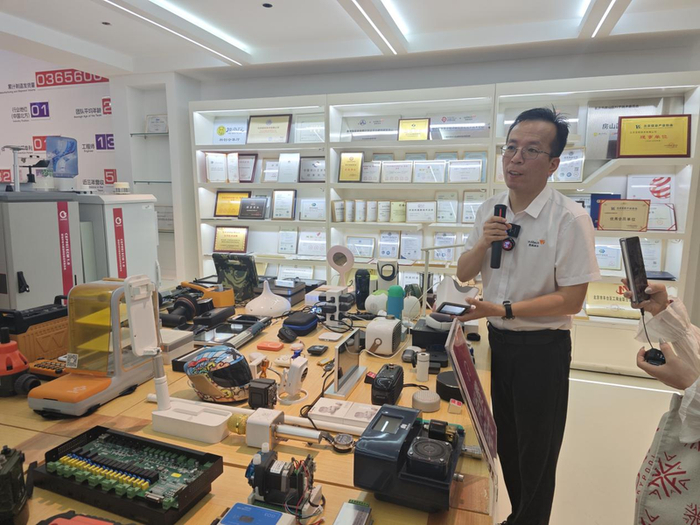 北京昱栎技术董事长栗旭锦向记者介绍中试平台生产的产品。新京报贝壳财经记者罗亦丹/摄
