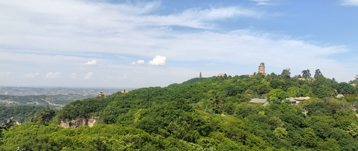 图为崆峒山