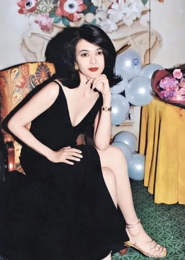 关之琳1981年中学毕业后，便在丽的电视出道。