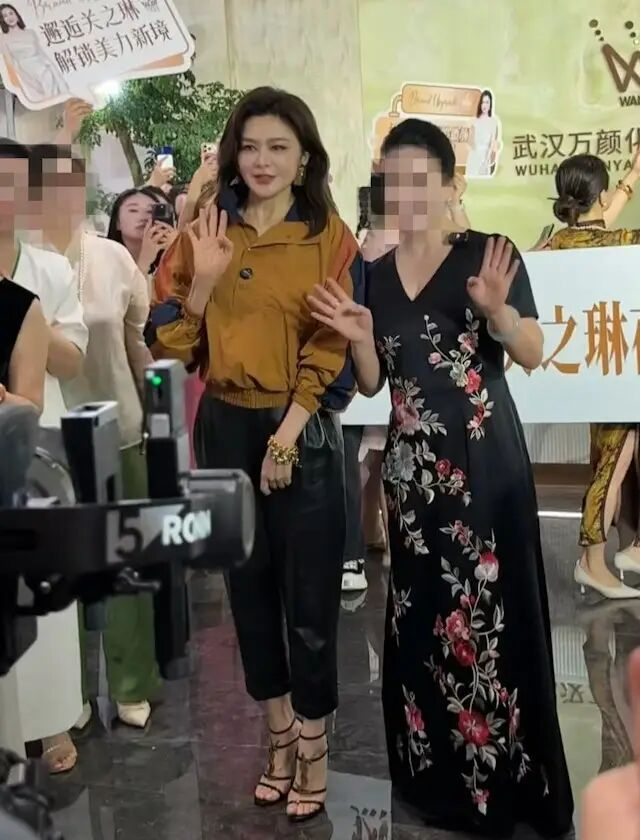 有网民大赞关之琳保养得宜。