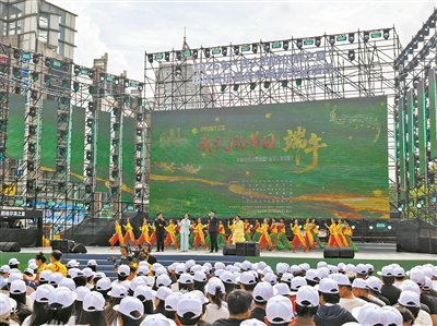 　　端午主题文化示范活动演出现场。本报记者 范子龙摄