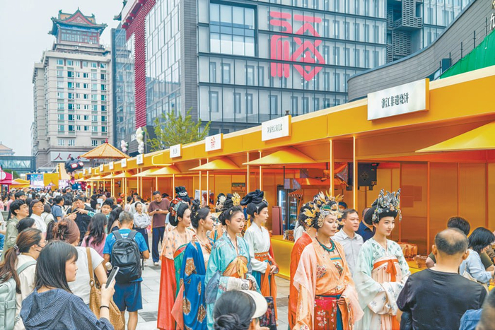 昨天傍晚，“隆福潮集·今夜有福”开集仪式在隆福寺中心广场举行。 本报记者 邓伟摄