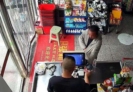 老板把100元还给男子