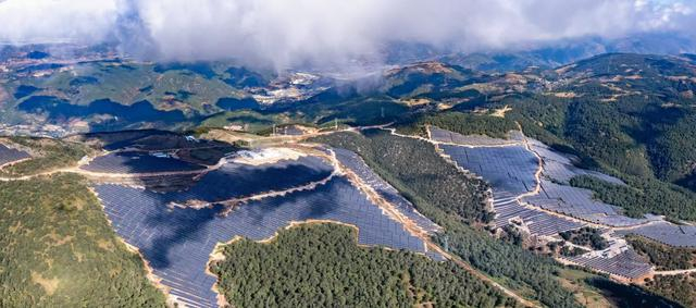 三峡集团在富民县建设的光伏项目。受访者/图