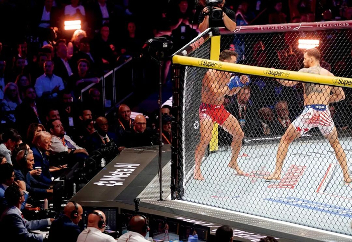 6月14日，美国总统特朗普观看“UFC Freedom 250”格斗赛事。图/IC