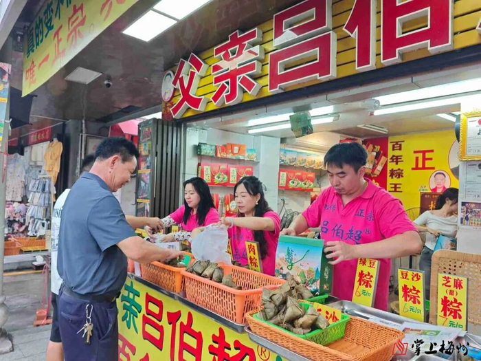 新鲜出炉的粽子热气腾腾、清香扑鼻，吸引市民前来选购。