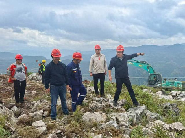 三峡集团光伏电站修建过程。受访者/供图