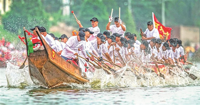 黄梅端午龙船竞技。 徐北平 摄