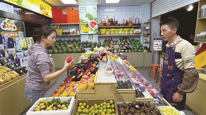 市民正在选购水果。记者 谭瑞华 摄