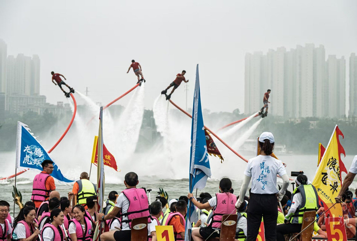2026年资阳市龙舟邀请赛现场，水上特技表演。何海洋 摄