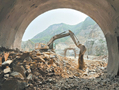 “云端高速”半山腰跨越大石河