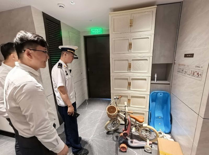 检查过程中，执法组发现楼道杂物堆积、堵塞通道的现象。大兴消防供图