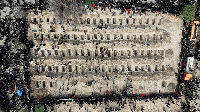 ▲当地时间2026年3月3日，伊朗民众为遇袭身亡的儿童举行葬礼时挖掘坟墓 图据视觉中国