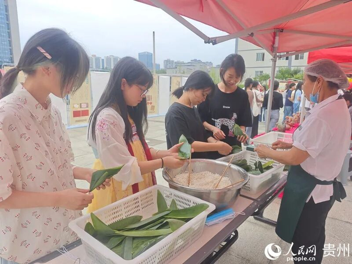 学生动手体验包粽子。人民网 黄小桃摄