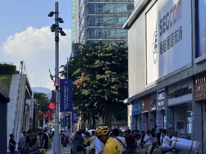 赛格通信市场。奥一新闻记者 摄