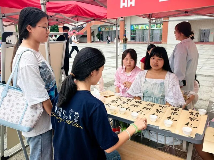学生正在学习茶艺。李秋实摄
