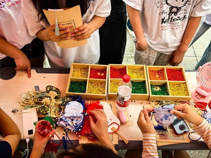 学生正在制作端午香囊。李秋实摄