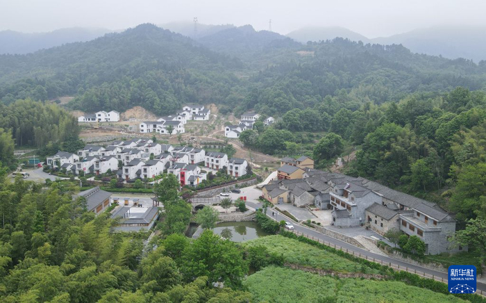这是2022年5月11日拍摄的安徽省金寨县花石乡大湾村景色（无人机照片）。新华社记者 杜宇 摄