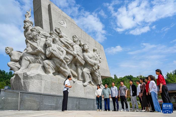 2024年5月22日，游客在位于安徽省金寨县南溪镇丁埠村的立夏节起义陈列馆参观。新华社发（范柏文摄）