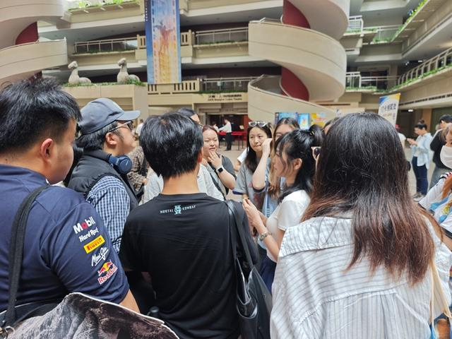 映后，影迷热情与导演交流。吴越摄