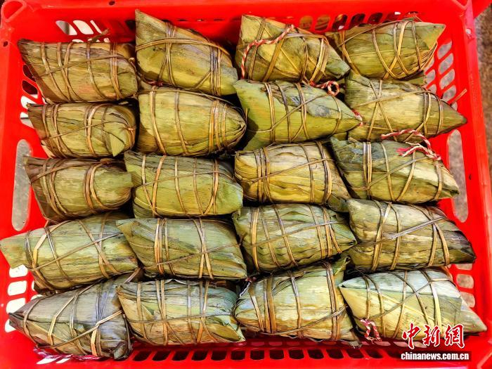 6月18日，广东台山市，台城一家粽子专卖店推出的咸肉粽。李晓春 摄