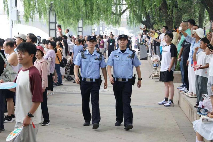 民警一边巡视情况，一边及时处置各类群众求助。通州警方供图