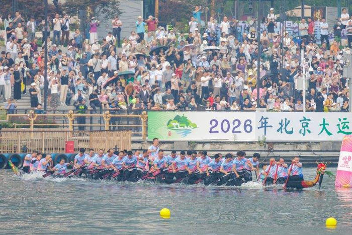 6月19日，通州大运河，广东岭南专业龙船表演队进行龙舟漂移表演。新京报记者 王子诚 摄