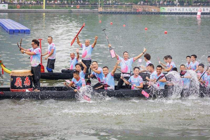 6月19日，通州大运河，广东岭南专业龙船表演队与观众互动。新京报记者 王子诚 摄