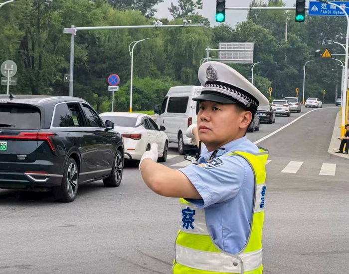 怀柔警方在京加路、怀黄路等主要干道及景区周边设置交通执勤岗和动态巡逻岗，全力做好路面远端疏堵和事故快清快处。