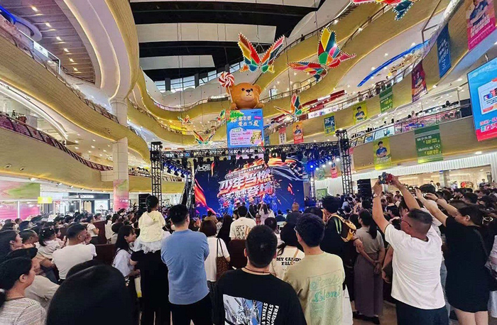 端午假期，商场人气旺。 明娟 摄