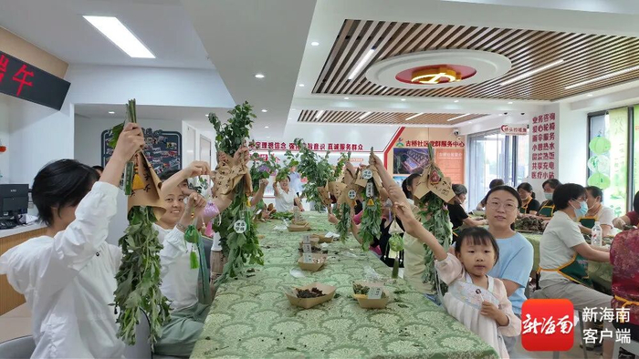 山东济宁太白湖新区古桥社区居民绑艾草，做香囊。