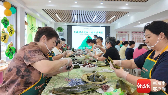 山东济宁太白湖新区古桥社区居民包甜粽。