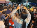 无法上牌骑行！台湾首辆张雪机车亮相街头：连巡警也忍不住合影