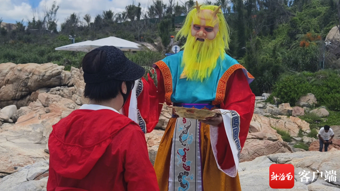 海南文昌石头公园，装扮成南海龙王的景区工作人员为市民游客进行赐福龙水仪式。