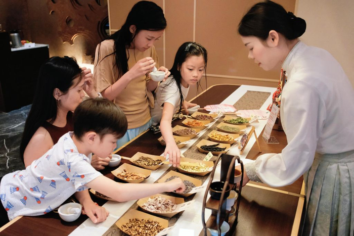 游客在上海一家酒店体验香囊制作。新华社记者 陈爱平 摄