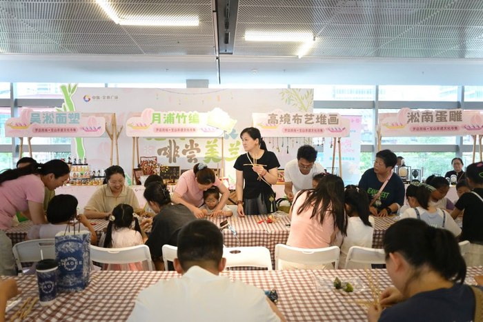 人们在中集美兰湖金地广场体验非遗技艺。新华社发