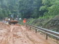 强降雨引发自然灾害致多条道路受阻 广西融水积极抢险保通