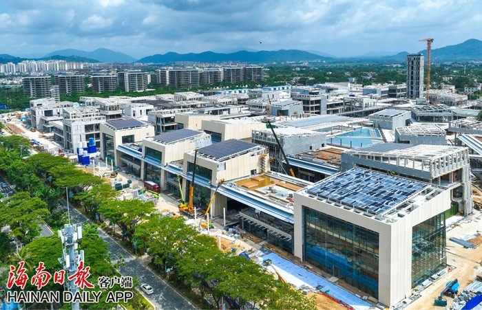 6月19日，俯瞰位于三亚市海棠湾的三亚国际免税城三期项目施工现场。 王程龙 摄