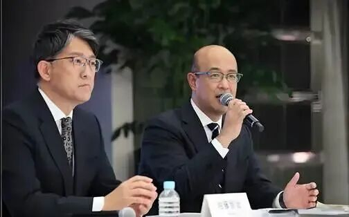 图右人物为丰田汽车公司社长佐藤恒治 图源|网络