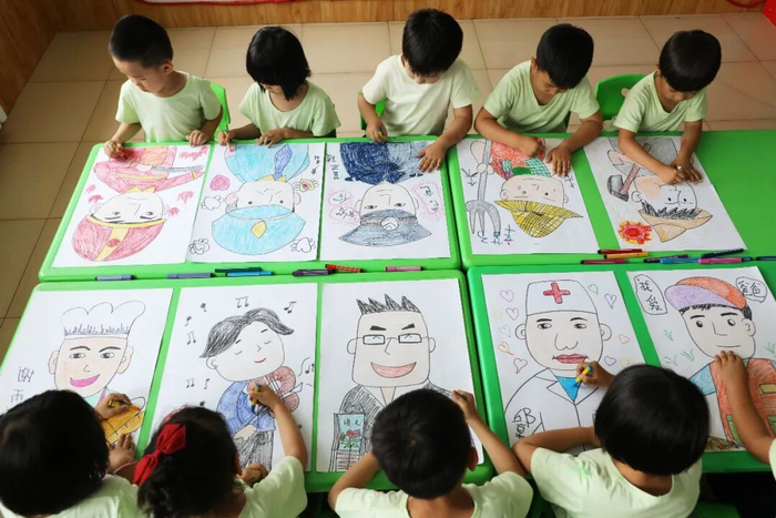 ▲资料图：河北唐山某幼儿园小朋友在父亲节活动中创作关于父亲的图画。图/新华社