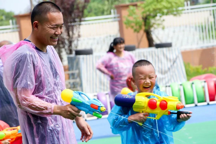 ▲资料图：在浙江长兴某幼儿园的父亲节活动中，孩子和父亲一起玩游戏。图/新华社