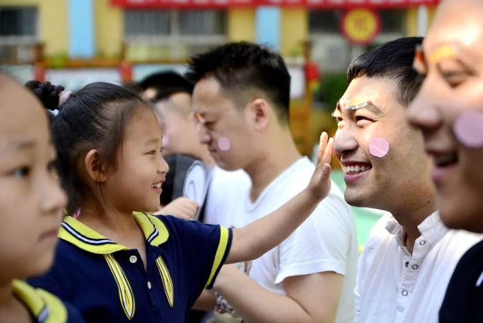 ▲资料图：河北邯郸某幼儿园小朋友在父亲节活动中给爸爸“贴妆”。图/新华社