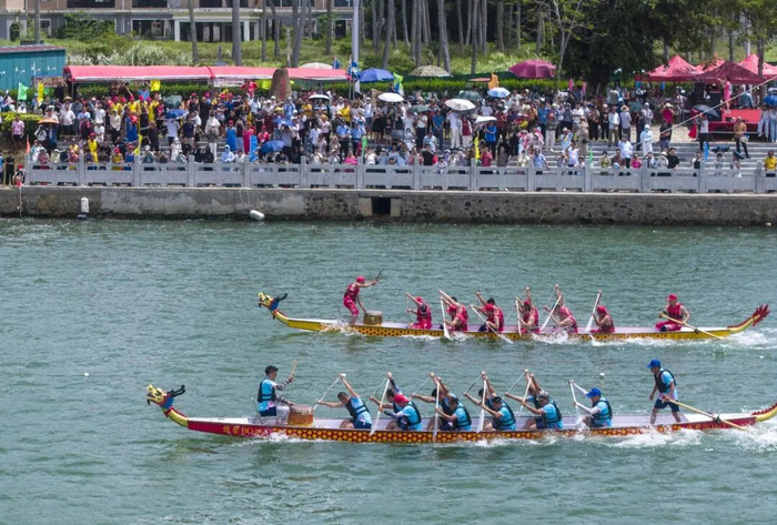 琼海市博鳌镇端午龙舟赛现场。蒙钟德 摄