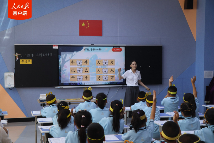 　　山西省教育援疆重点工程阜康市晋和小学，学生们正在上语文课。人民日报记者尚嵘峥摄
