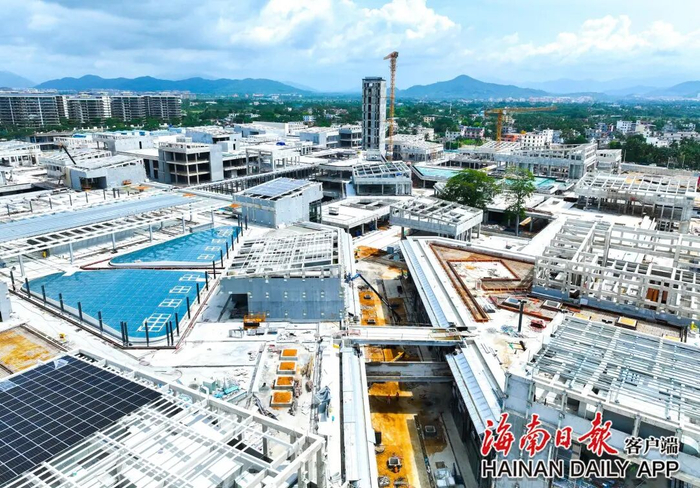 6月19日，俯瞰位于三亚市海棠湾的三亚国际免税城三期项目施工现场。 王程龙 摄