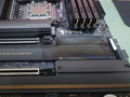 华硕 ROG Astral RTX 5090 显卡被曝使用半年致主板散热片变色