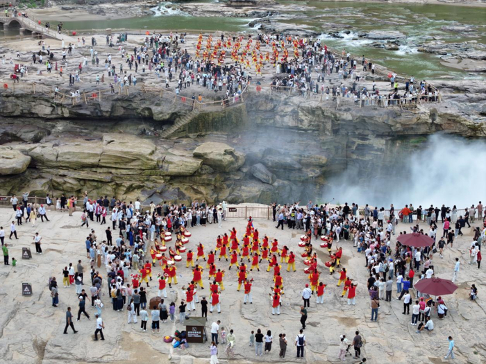 ▲端午假期，山西吉县黄河壶口瀑布旅游区迎来客流高峰